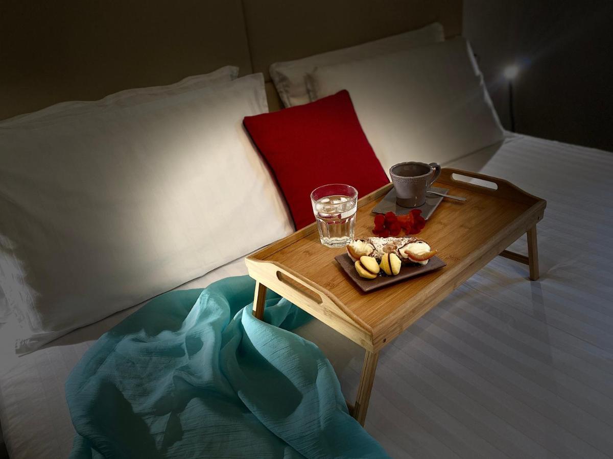 Casa Carolina: King Size Bed Across From Golden Beach Desenzano del Garda Kültér fotó